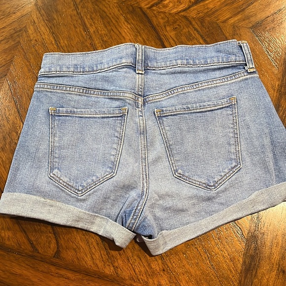 Old Navy Boyfriend Distressed Light Blue Wash Cuffed Denim Jean Shorts Size 0 - Picture 2 of 6
